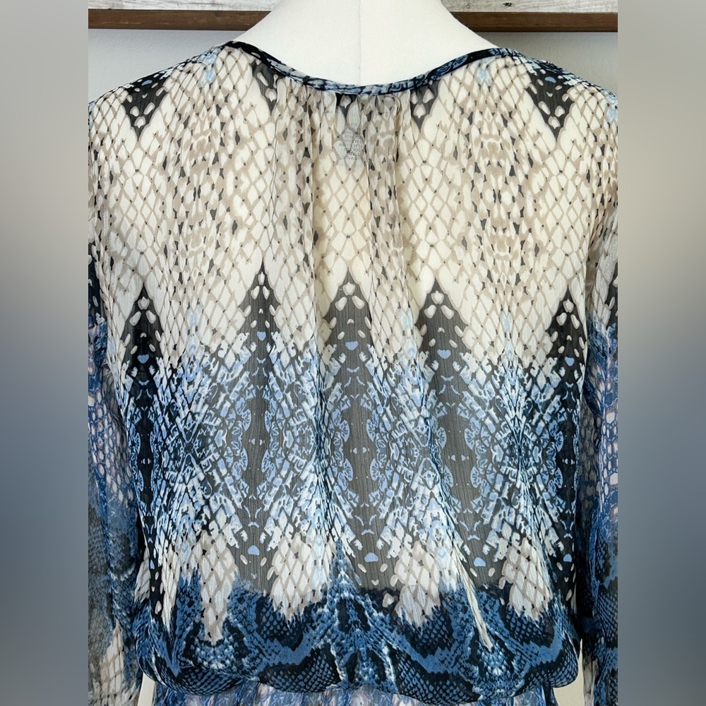 Caché Blue Snakeskin Print Peplum Blouse Size Small Beaded Scoop Neck 3/4 Sleeve - Picture 6 of 13
